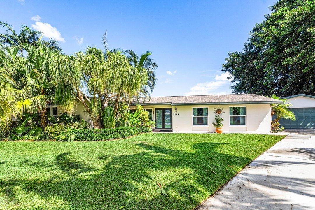 For Sale: $1,275,000 (4 beds, 2 baths, 1952 Square Feet)