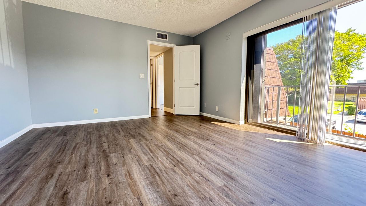 For Sale: $299,900 (2 beds, 2 baths, 1288 Square Feet)