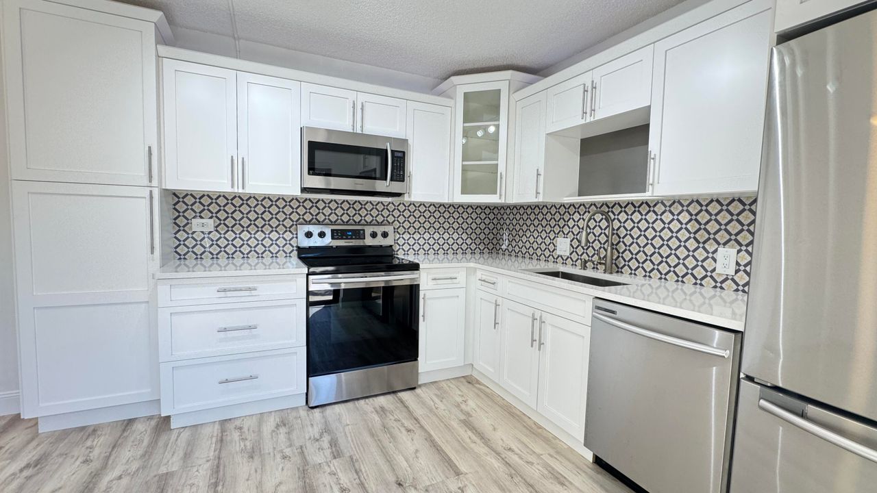 For Sale: $299,900 (2 beds, 2 baths, 1288 Square Feet)