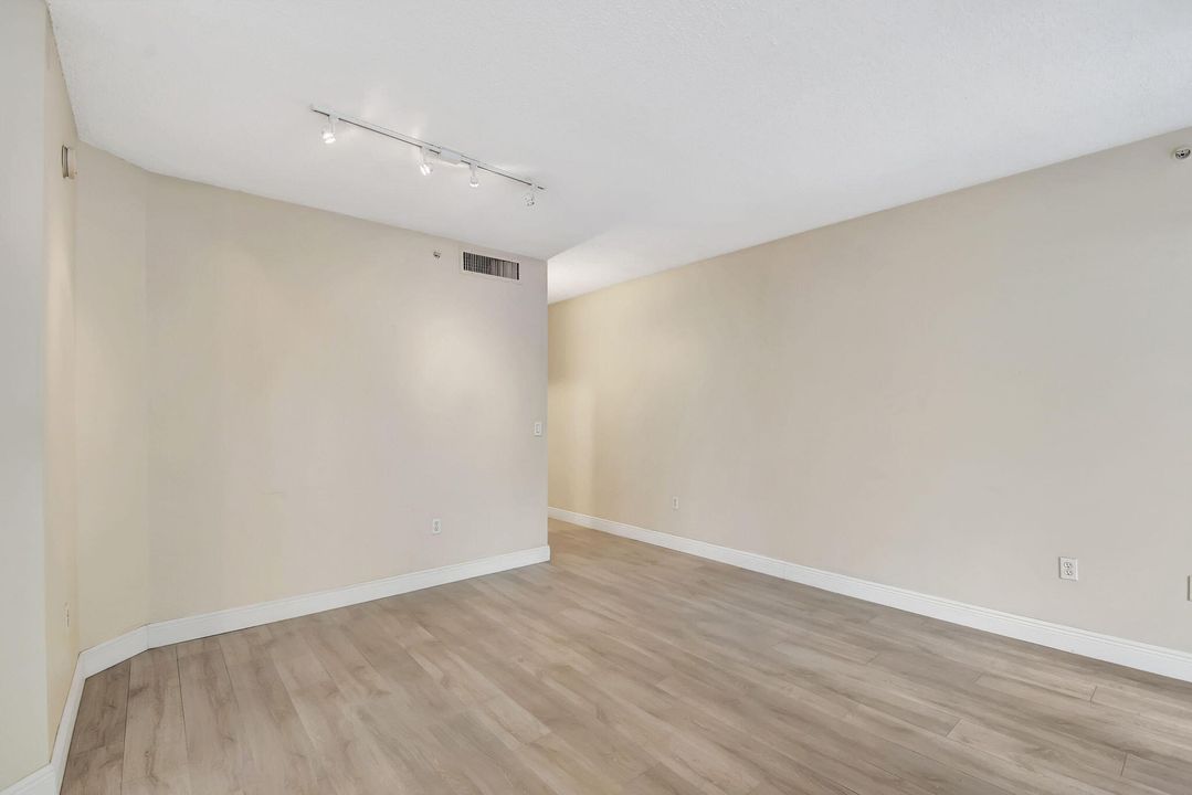 Active With Contract: $375,000 (1 beds, 1 baths, 800 Square Feet)