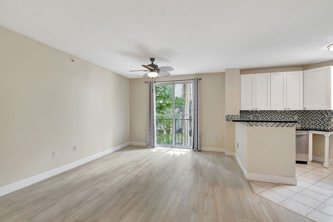 Active With Contract: $375,000 (1 beds, 1 baths, 800 Square Feet)