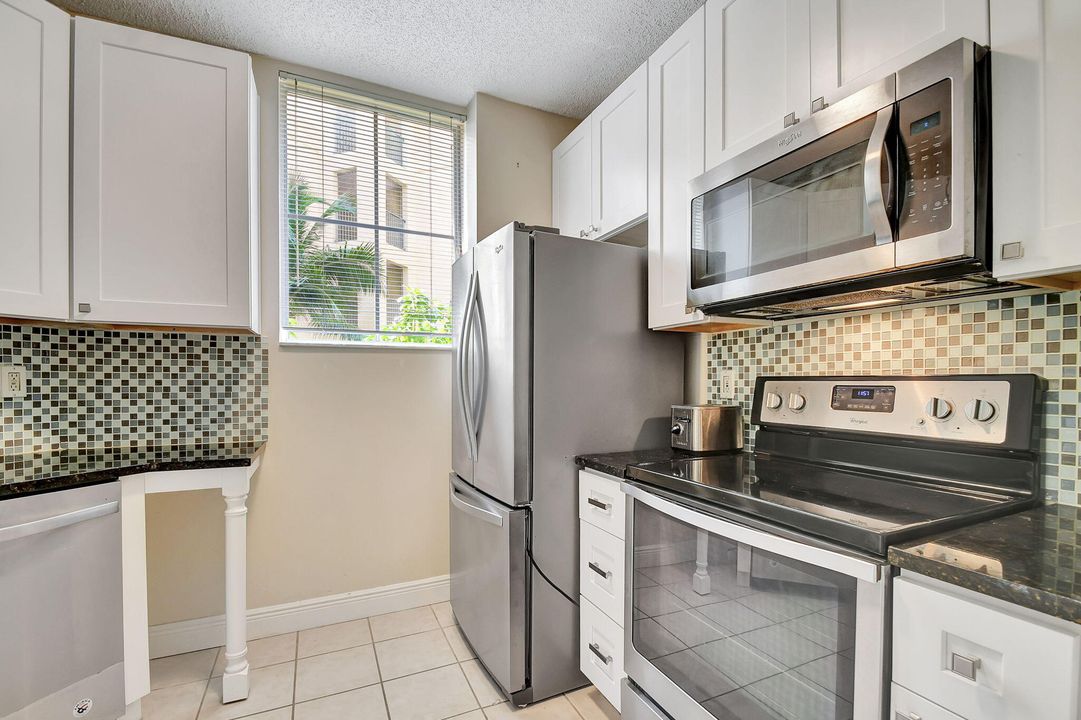 Active With Contract: $375,000 (1 beds, 1 baths, 800 Square Feet)