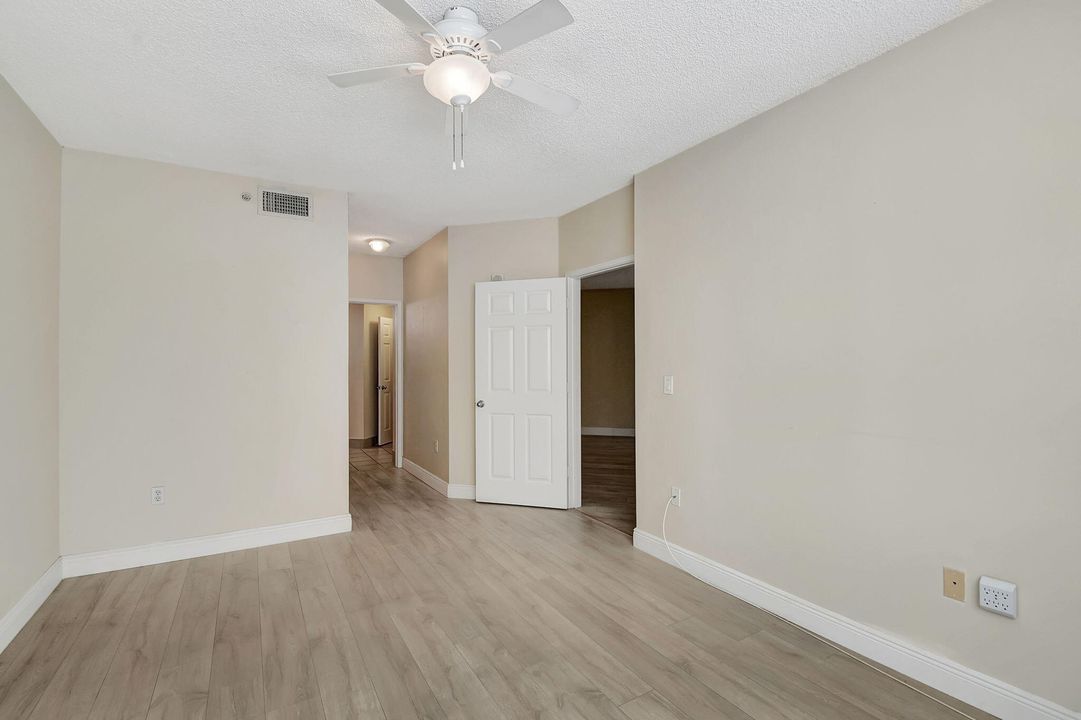 Active With Contract: $375,000 (1 beds, 1 baths, 800 Square Feet)