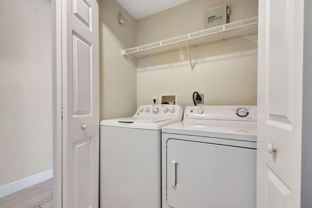 Active With Contract: $375,000 (1 beds, 1 baths, 800 Square Feet)