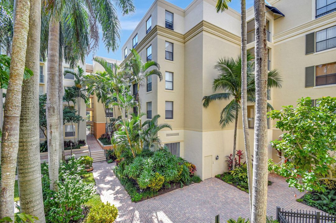 Active With Contract: $375,000 (1 beds, 1 baths, 800 Square Feet)