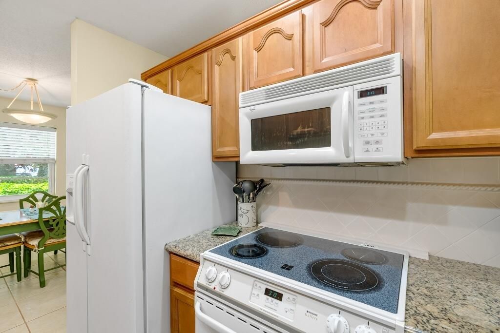 For Sale: $289,000 (1 beds, 1 baths, 1000 Square Feet)