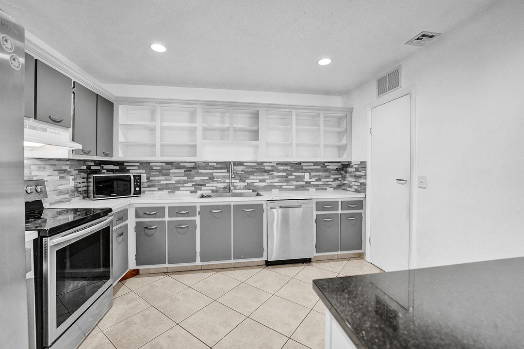 For Rent: $2,260 (2 beds, 2 baths, 1243 Square Feet)