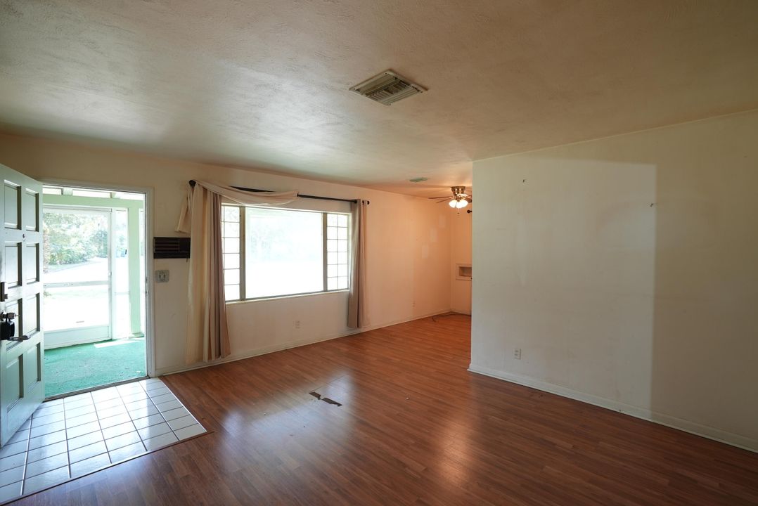 For Sale: $199,000 (2 beds, 2 baths, 1161 Square Feet)