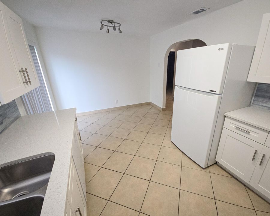 For Rent: $2,000 (2 beds, 1 baths, 900 Square Feet)