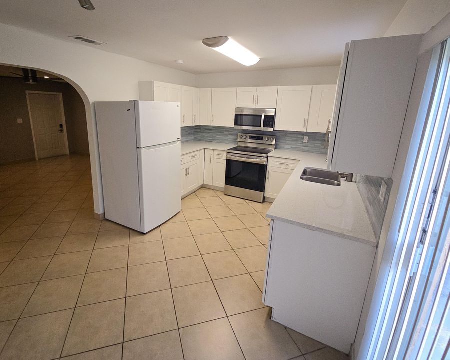 For Rent: $2,000 (2 beds, 1 baths, 900 Square Feet)