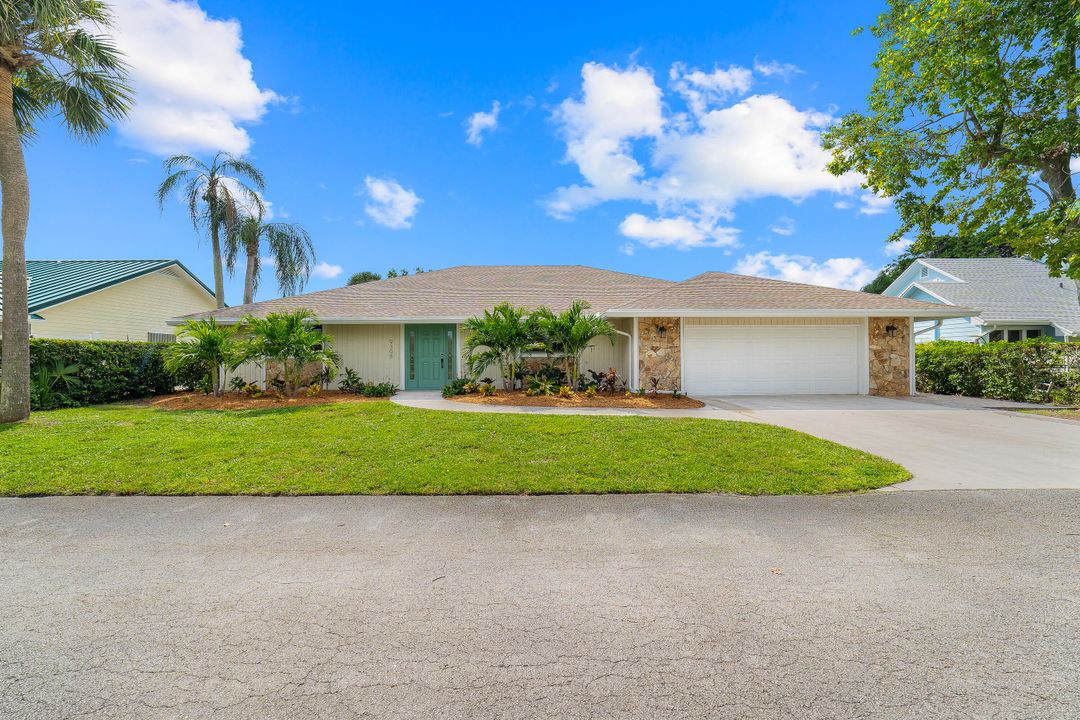 For Sale: $949,900 (3 beds, 2 baths, 1948 Square Feet)