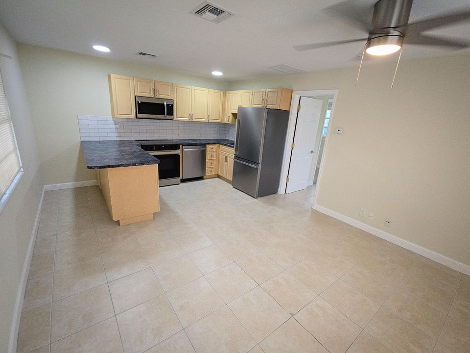 For Rent: $1,700 (1 beds, 1 baths, 780 Square Feet)