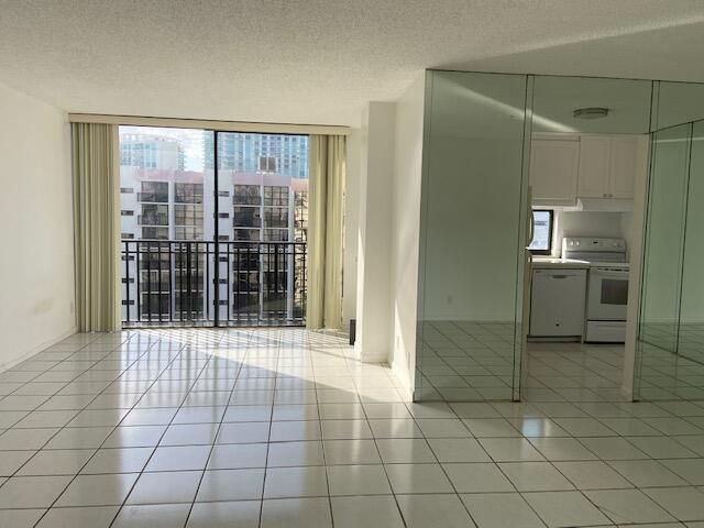 For Sale: $310,000 (1 beds, 1 baths, 767 Square Feet)