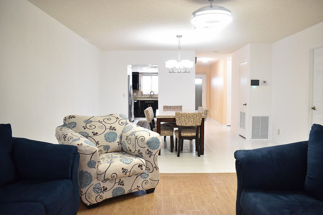 For Sale: $279,900 (2 beds, 2 baths, 1324 Square Feet)