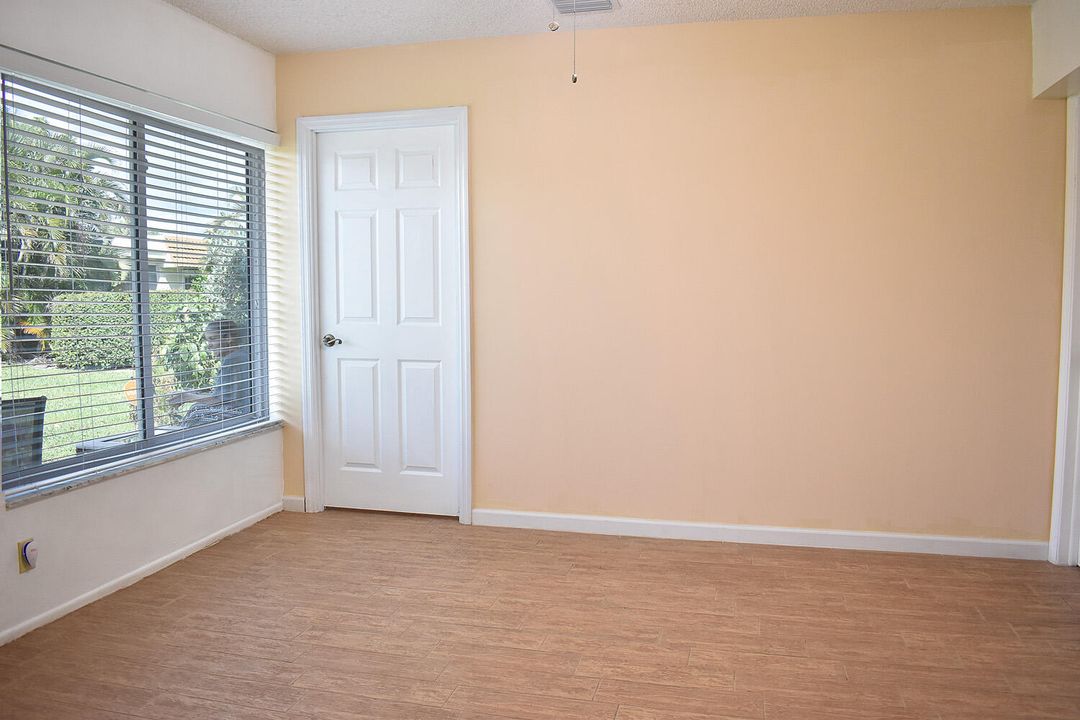 For Sale: $279,900 (2 beds, 2 baths, 1324 Square Feet)