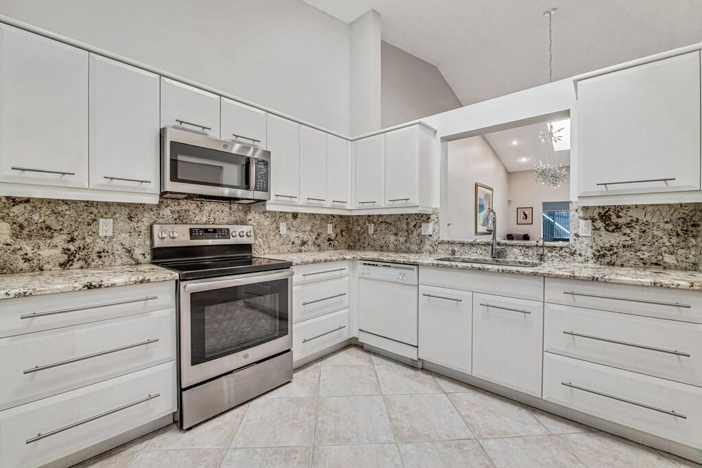 For Sale: $395,900 (2 beds, 2 baths, 1722 Square Feet)