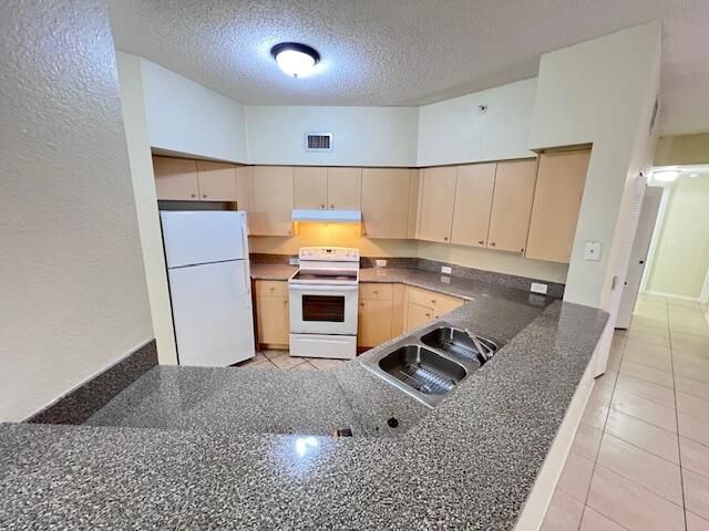 For Rent: $2,300 (3 beds, 2 baths, 1201 Square Feet)