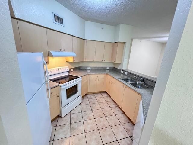 For Rent: $2,300 (3 beds, 2 baths, 1201 Square Feet)