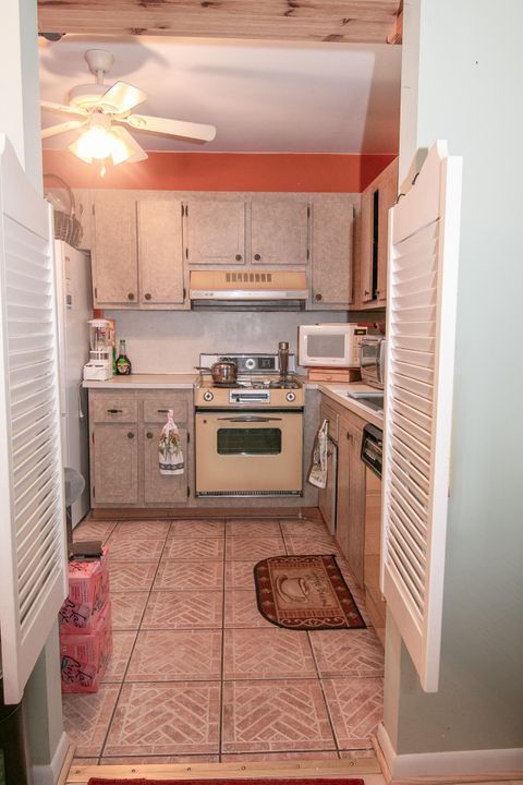 For Sale: $149,900 (2 beds, 2 baths, 1103 Square Feet)