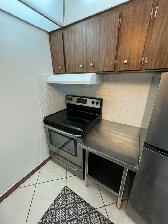 For Rent: $1,800 (1 beds, 1 baths, 608 Square Feet)