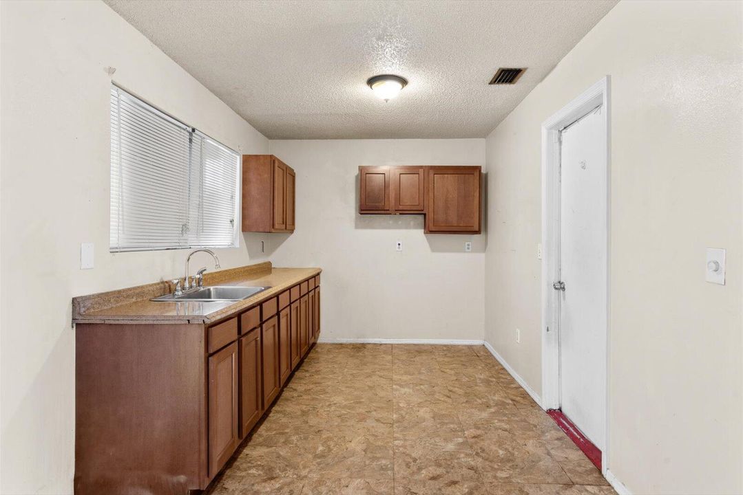 For Sale: $239,000 (3 beds, 2 baths, 1140 Square Feet)