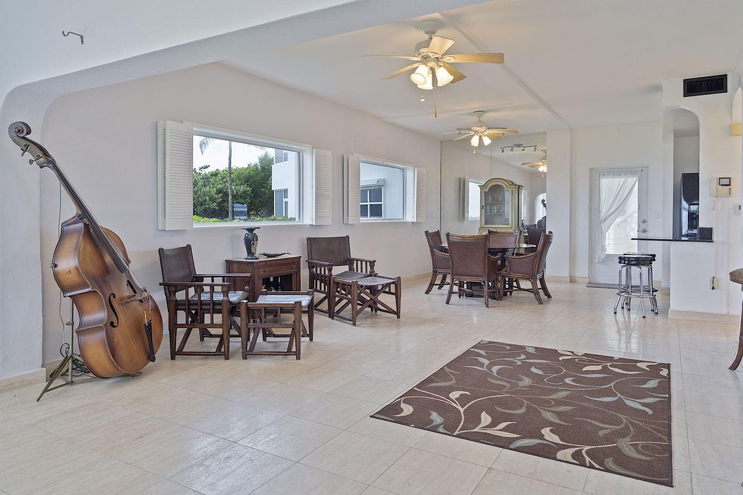 For Sale: $1,200,000 (2 beds, 2 baths, 1014 Square Feet)