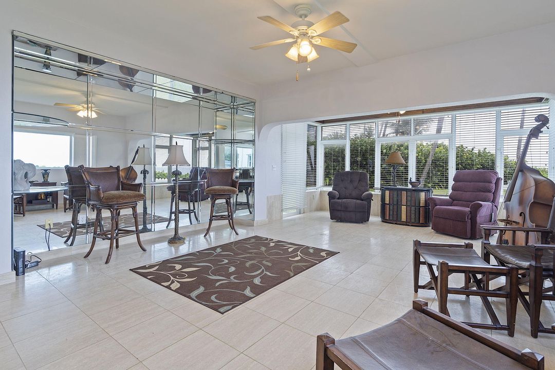 For Sale: $1,200,000 (2 beds, 2 baths, 1014 Square Feet)