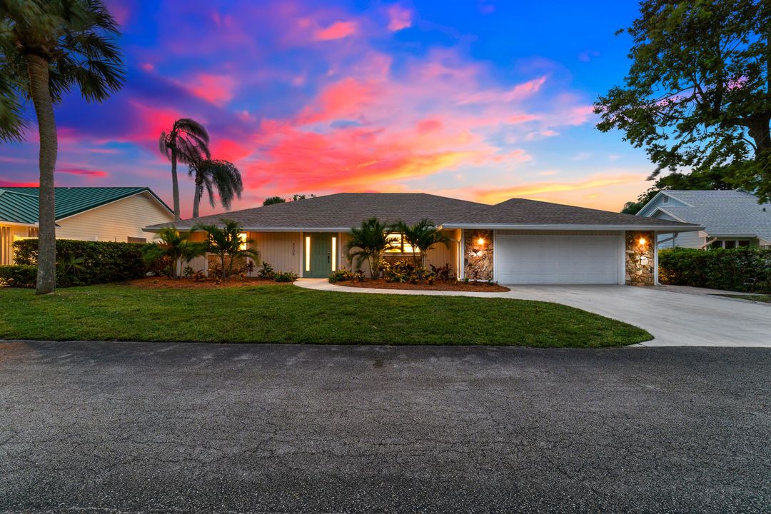 For Sale: $949,900 (3 beds, 2 baths, 1948 Square Feet)