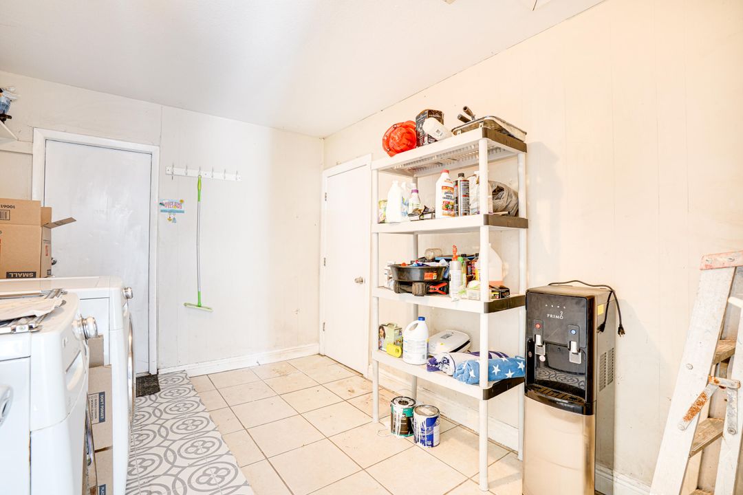 For Sale: $265,000 (2 beds, 1 baths, 912 Square Feet)