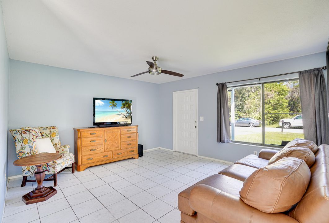 For Sale: $265,000 (2 beds, 1 baths, 912 Square Feet)