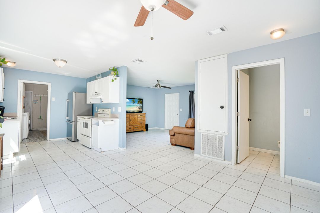 For Sale: $265,000 (2 beds, 1 baths, 912 Square Feet)