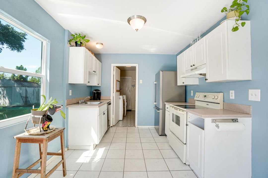 For Sale: $265,000 (2 beds, 1 baths, 912 Square Feet)