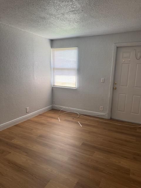 For Rent: $2,000 (3 beds, 1 baths, 1400 Square Feet)