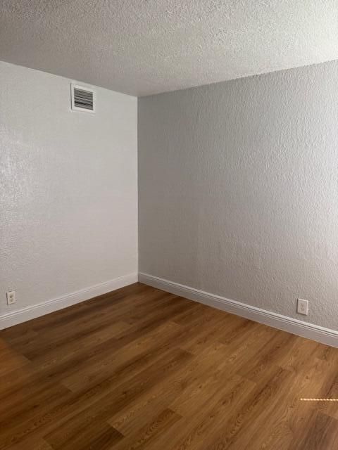 For Rent: $2,000 (3 beds, 1 baths, 1400 Square Feet)