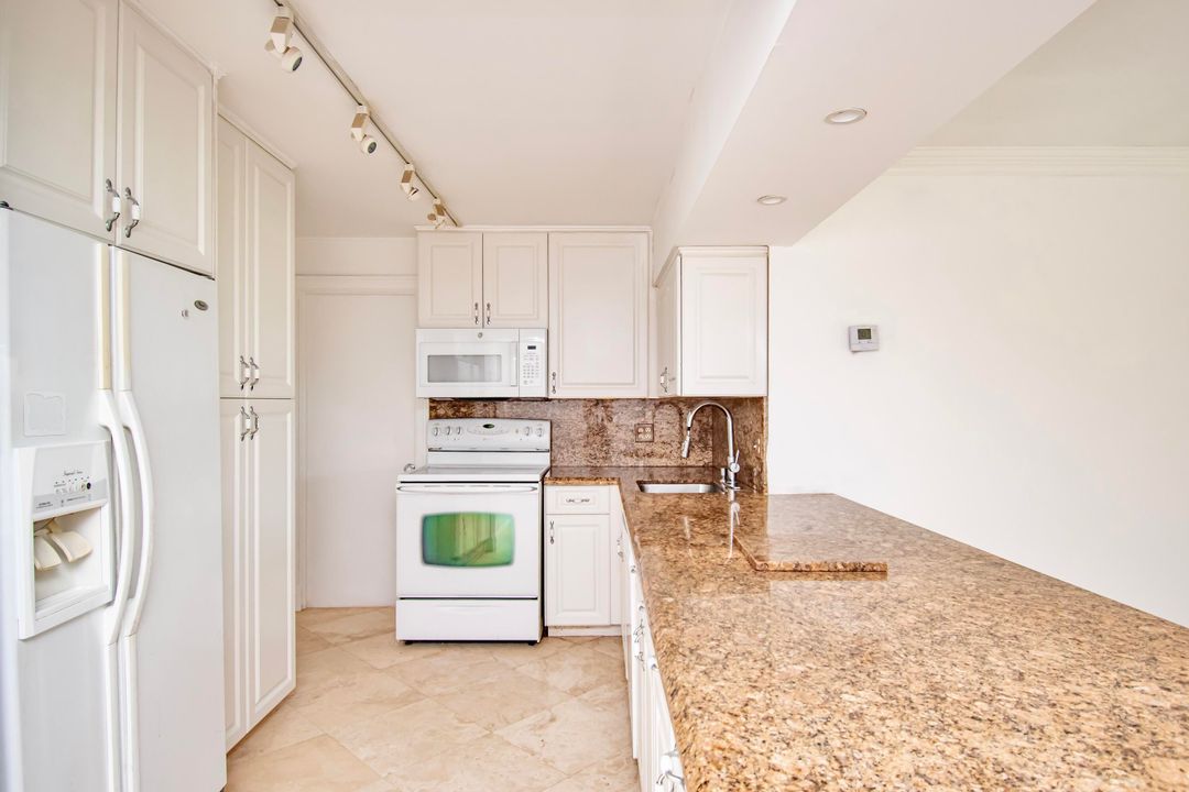 For Sale: $289,000 (2 beds, 2 baths, 1300 Square Feet)