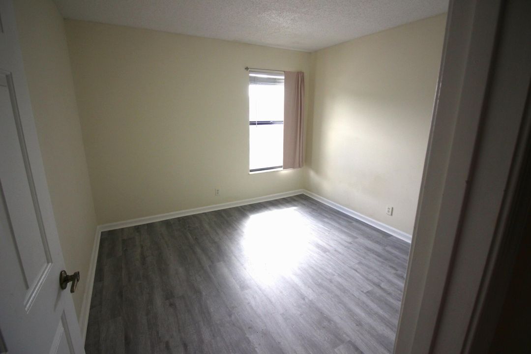 For Sale: $285,000 (2 beds, 2 baths, 920 Square Feet)