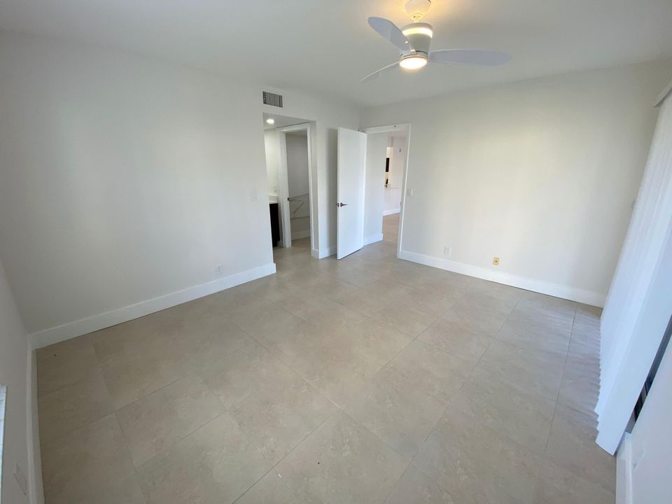 For Rent: $2,400 (2 beds, 2 baths, 981 Square Feet)