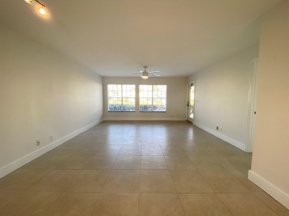 For Rent: $2,400 (2 beds, 2 baths, 981 Square Feet)