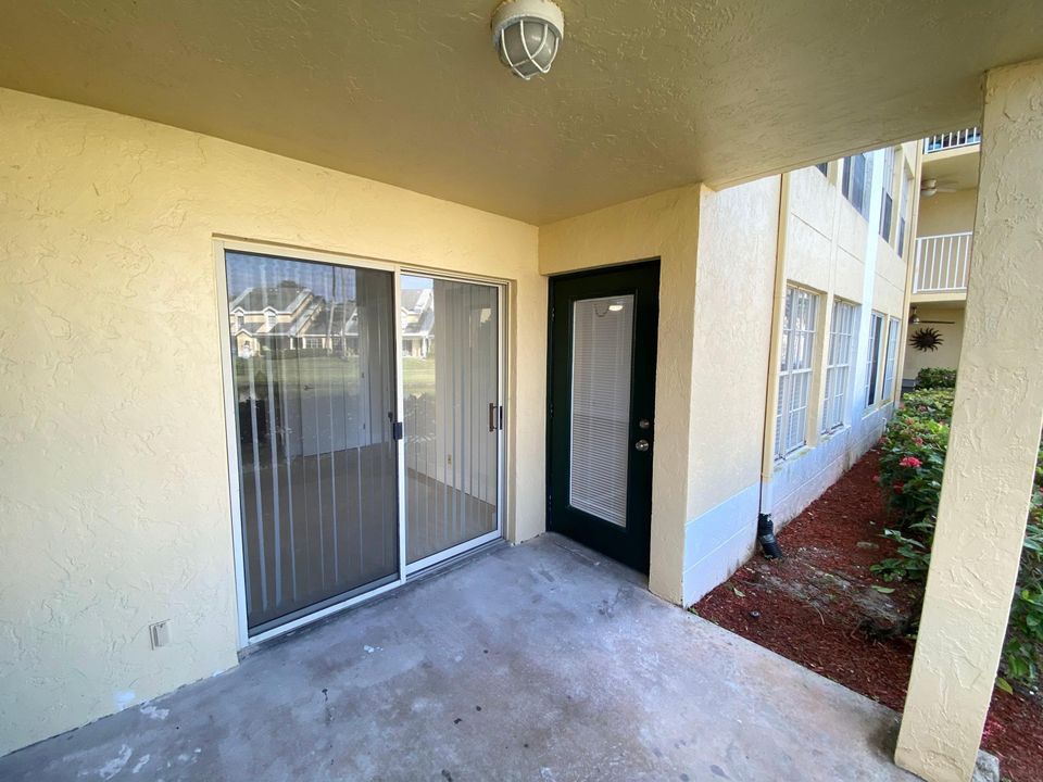 For Rent: $2,400 (2 beds, 2 baths, 981 Square Feet)