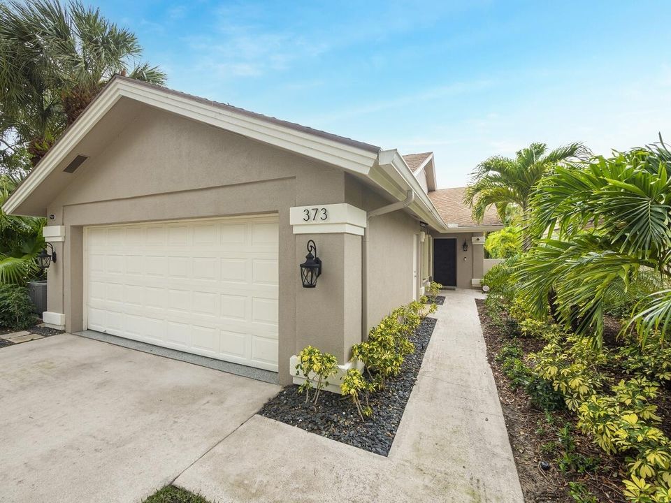 For Sale: $1,395,000 (3 beds, 2 baths, 1975 Square Feet)