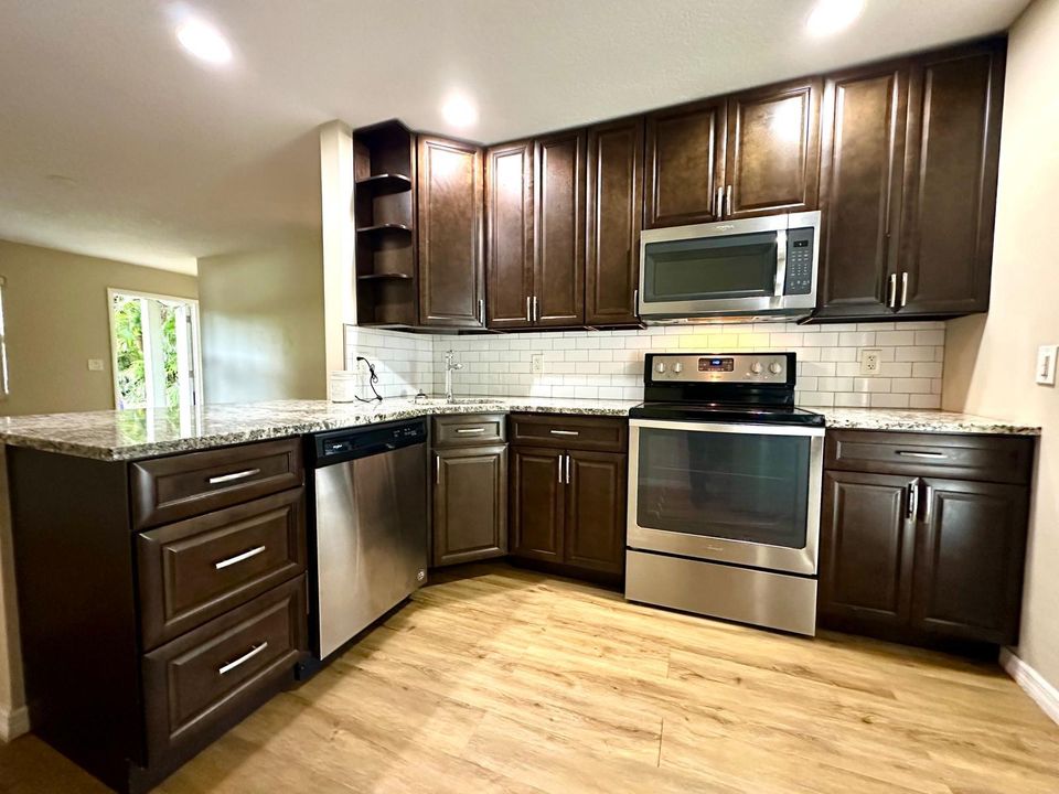 For Rent: $2,150 (2 beds, 4 baths, 1200 Square Feet)