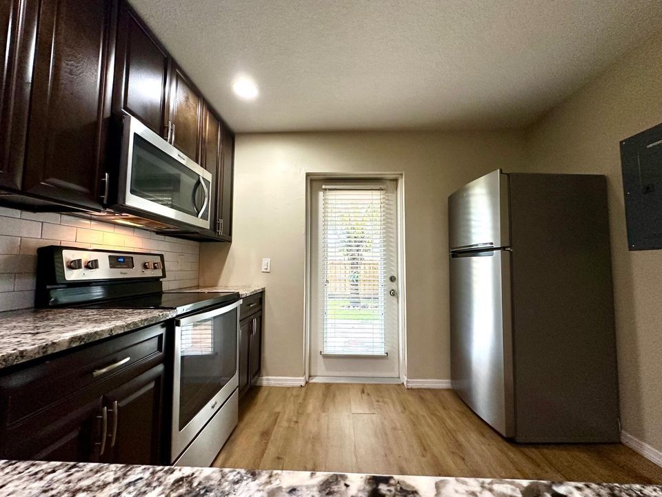 For Rent: $2,150 (2 beds, 4 baths, 1200 Square Feet)