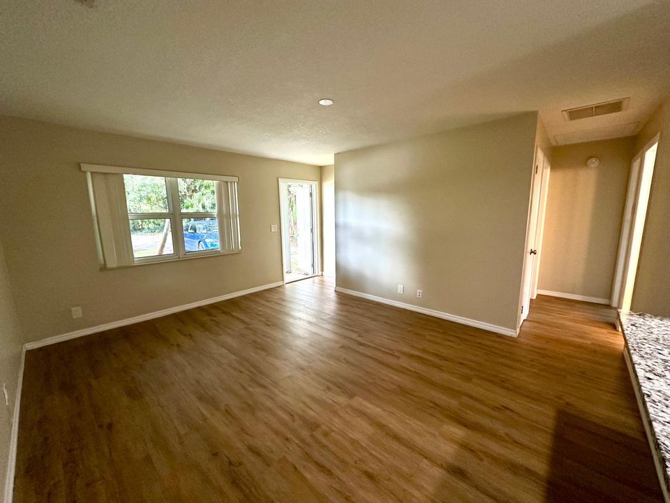 For Rent: $2,150 (2 beds, 4 baths, 1200 Square Feet)