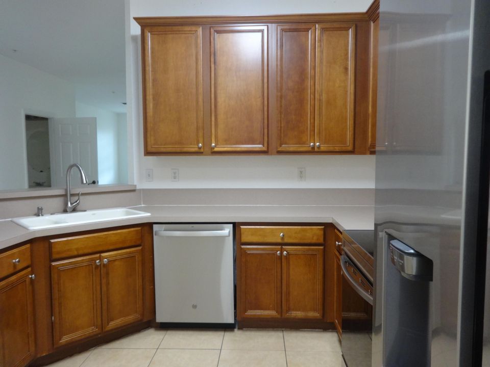 For Rent: $3,200 (3 beds, 2 baths, 1954 Square Feet)