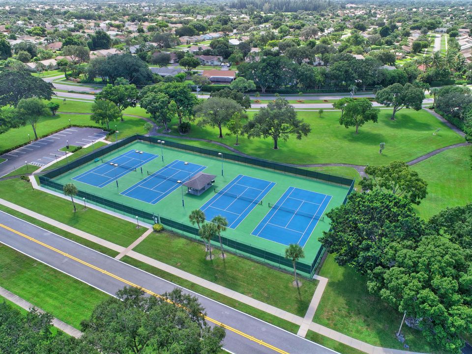 For Sale: $799,999 (4 beds, 2 baths, 2107 Square Feet)