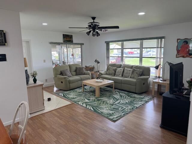 For Sale: $262,900 (2 beds, 2 baths, 1186 Square Feet)