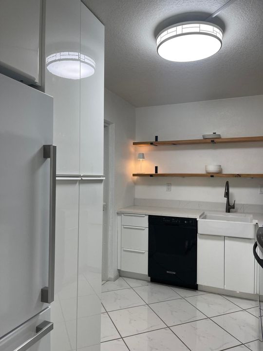 For Rent: $4,000 (2 beds, 2 baths, 993 Square Feet)