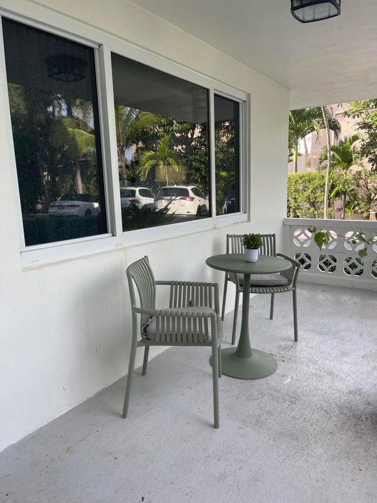 For Rent: $4,000 (2 beds, 2 baths, 993 Square Feet)