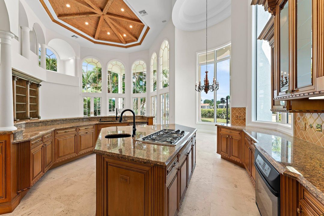 For Sale: $5,995,000 (5 beds, 7 baths, 6440 Square Feet)