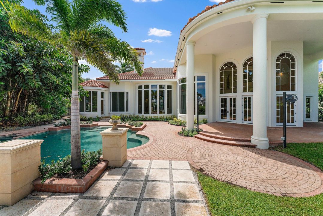 For Sale: $5,995,000 (5 beds, 7 baths, 6440 Square Feet)